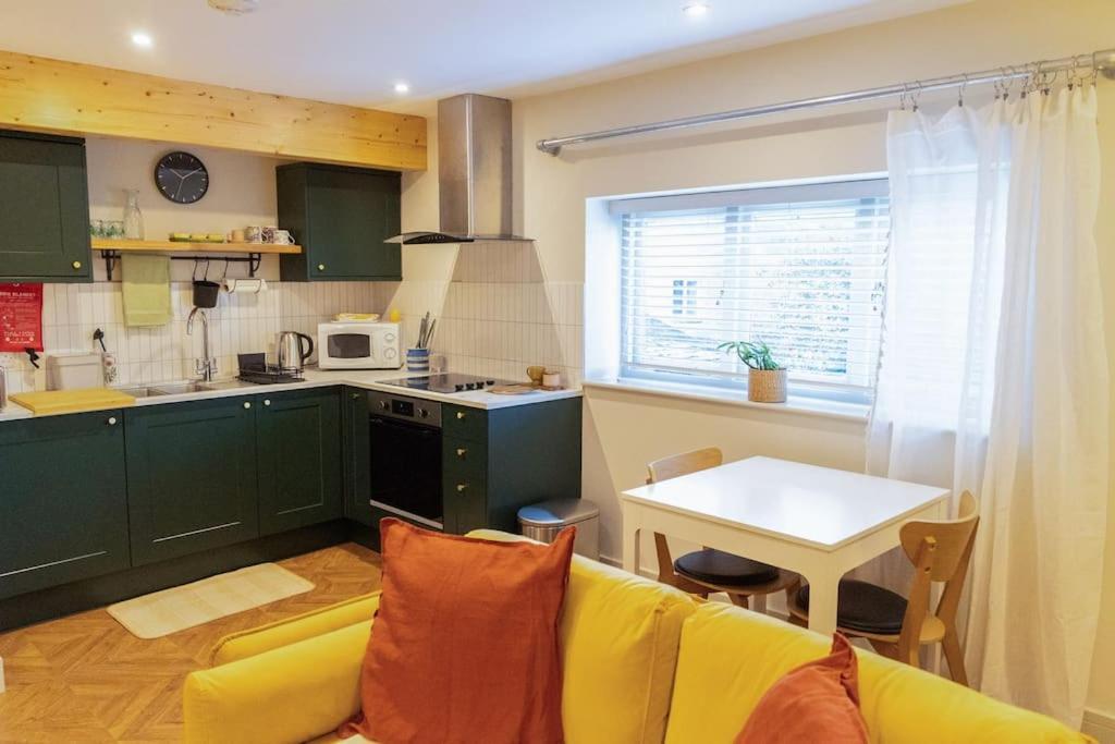 Amarelo Apartment, Central Charlbury, 1 Super King Bed Exteriér fotografie